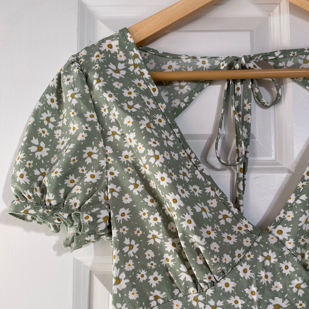 NWT Green ditzy flower dress, open back (M)